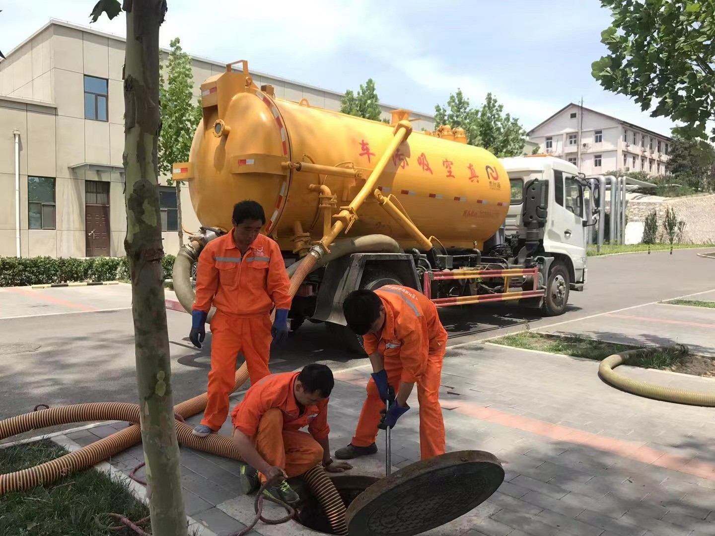 大同管道疏通车停在窨井附近