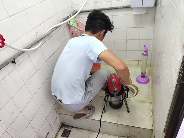 大同管道堵塞冒臭气 专业师傅现场解决问题